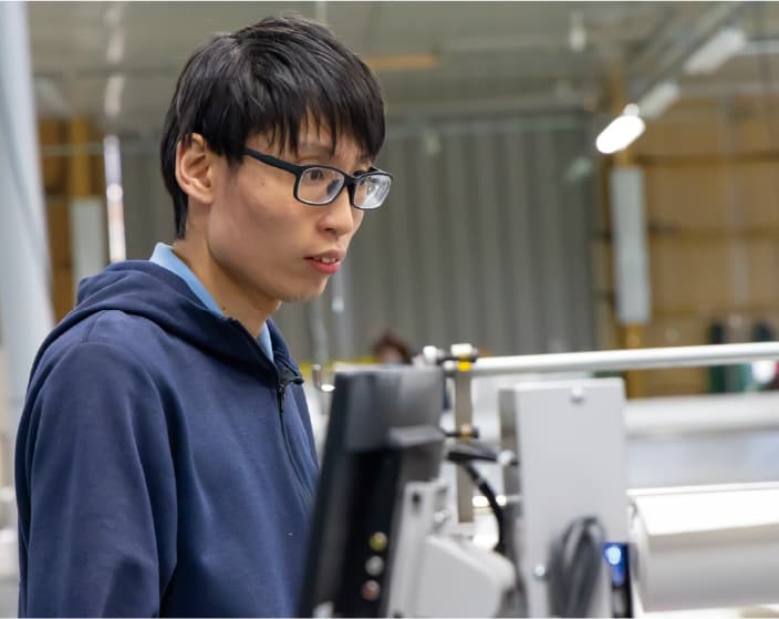 男性スタッフの仕事の様子