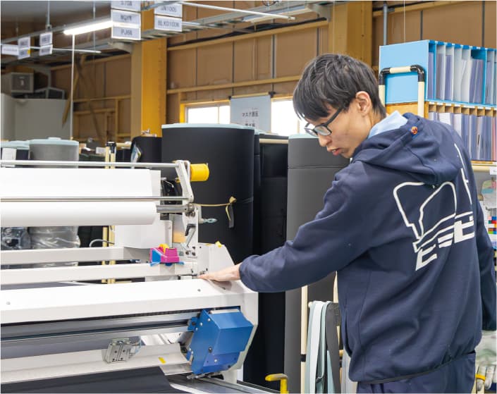男性スタッフの仕事の様子
