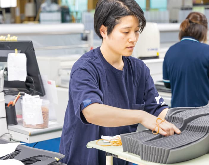 女性スタッフの仕事の様子