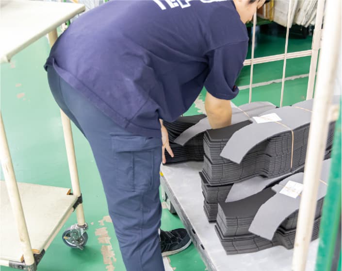 女性スタッフの仕事の様子