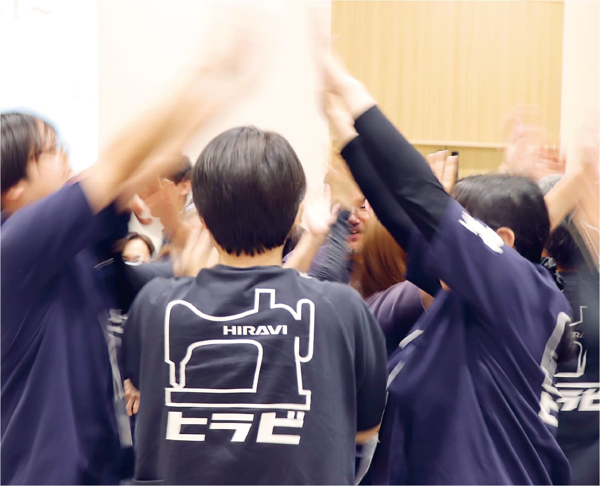 ハイタッチする社員